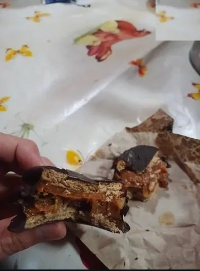 Alfajor relleno de manjar recién partido