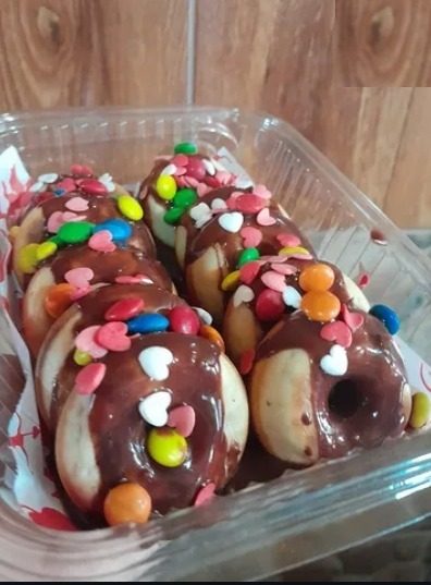 Alfajores bañados en chocolate con sprinkles en forma de estrella