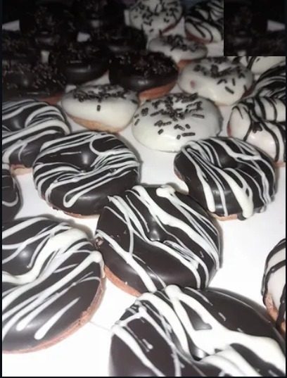Alfajores bañados en chocolate blanco y negro con diseño de rayas