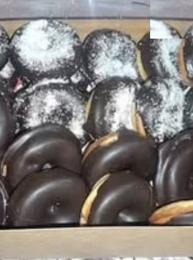 Donitas bañadas en chocolate con azúcar flor