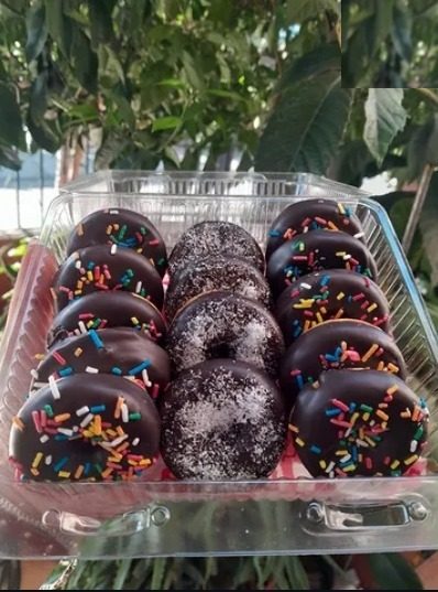Mini donitas de chocolate con toppings de corazones y confites de colores