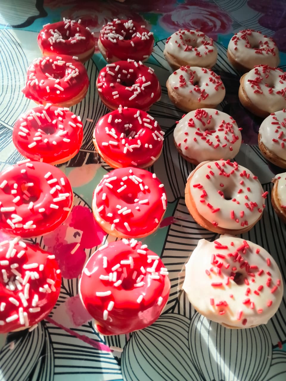 Mini donitas glaseadas de vainilla y frambuesa hechas por Dulces Jana